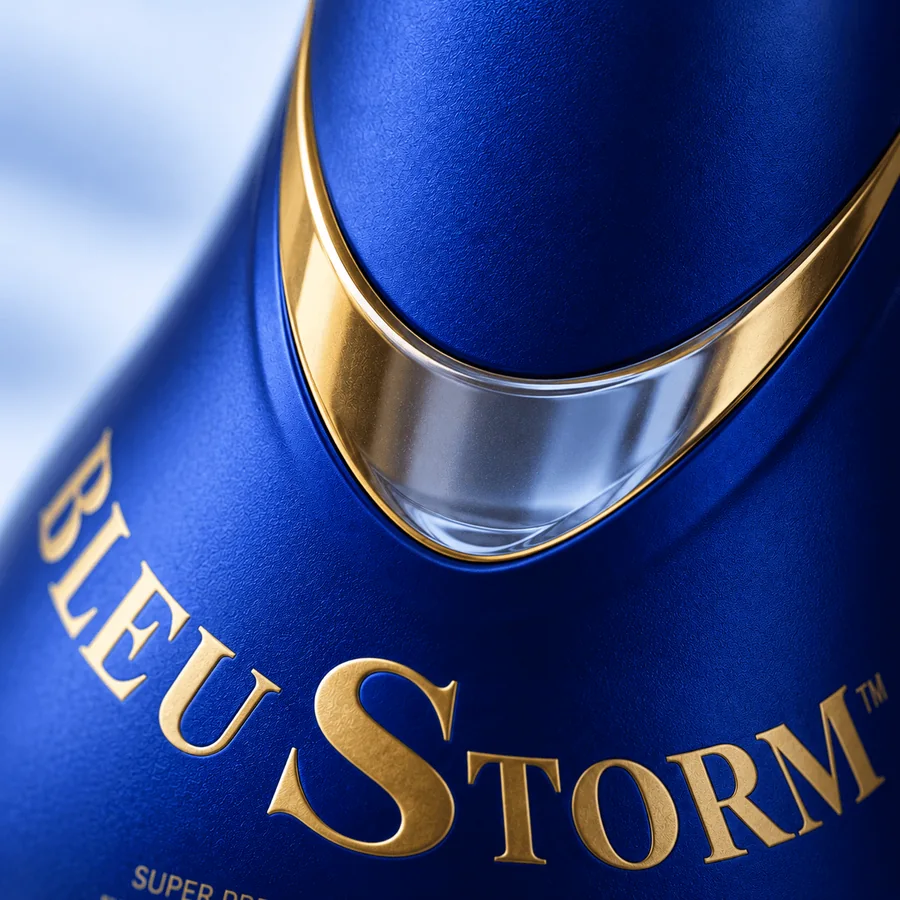 Златната линия и гравираният надпис BleuStorm върху бутилката